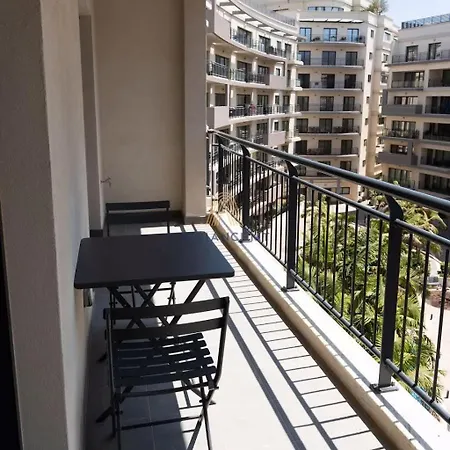 Luxury In Prime Location Apartment *
