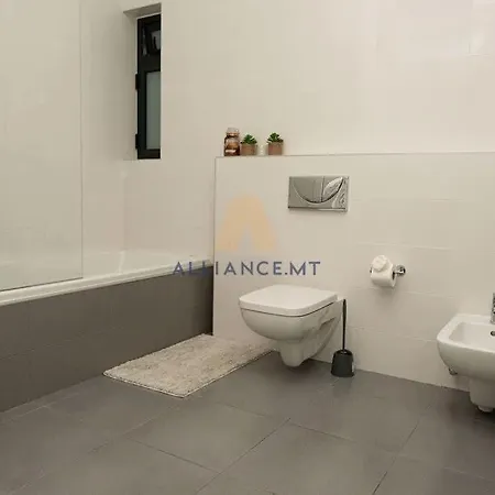 Luxury In Prime Location Apartment